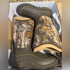 Muck camo boots kids size 1 brand new in box
